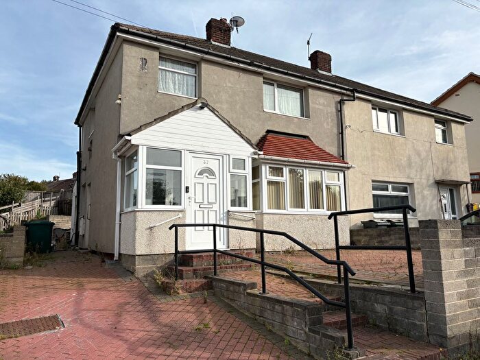 3 Bedroom Semi Detached House To Rent In Parkway, Bradford, BD5