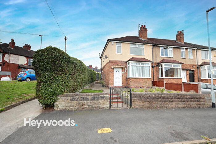 3 Bedroom Town House For Sale In Oaklands Avenue, Wolstanton, Newcastle-under-Lyme, ST5