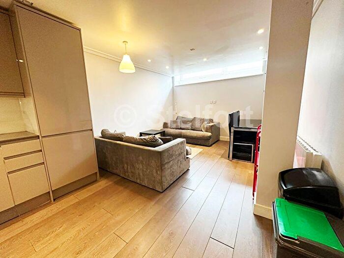 3 Bedroom Maisonette To Rent In Hornsey Road, London, N7