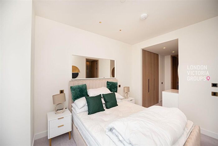 2 Bedroom Flat To Rent In River Park Tower, Nine Elms Lane, London, SW8