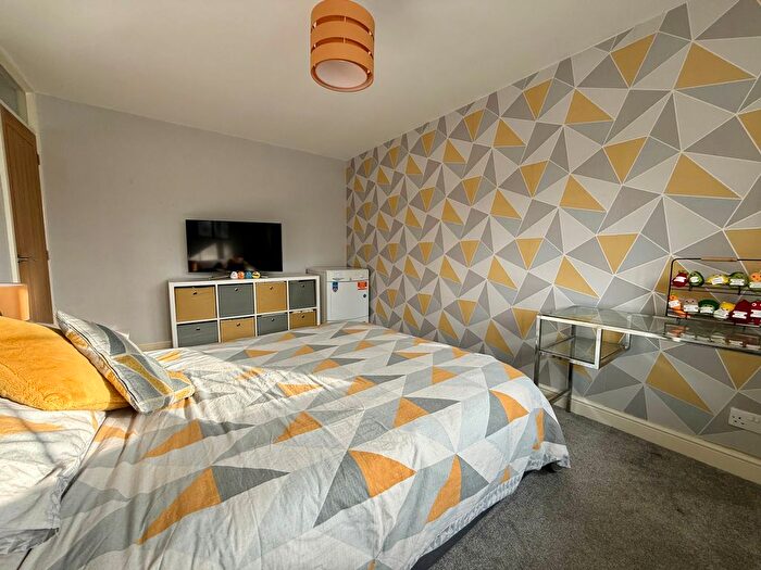 2 Bedroom Flat To Rent In Bede Court, Wakefield, West Yorkshire, WF1