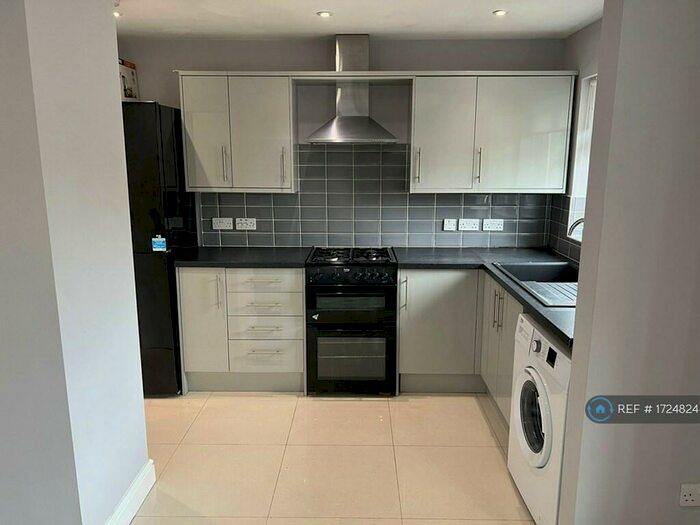 2 Bedroom Maisonette To Rent In River Way, Loughton, IG10