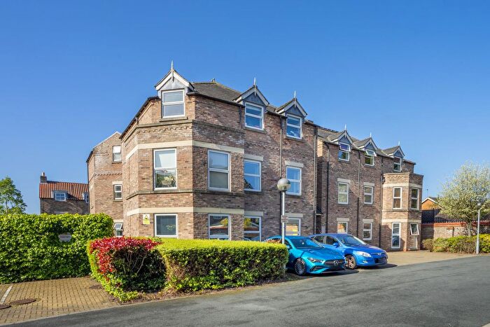 2 Bedroom Flat For Sale In West Grange Court, York, YO30