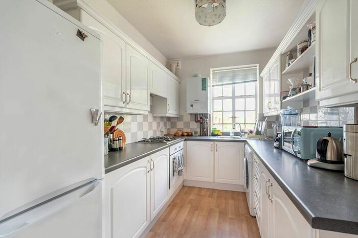 2 Bedroom Flat To Rent In Hanger Lane, Ealing, London, W5