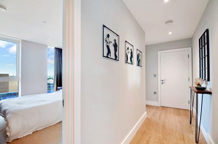 1 Bedroom Flat For Sale In Greyhound Parade, London, SW17
