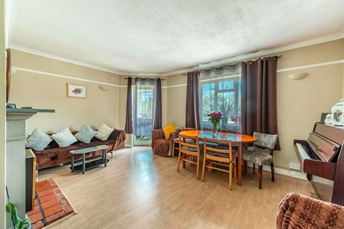 2 Bedroom Flat To Rent In Southcote Rise, Ruislip, HA4