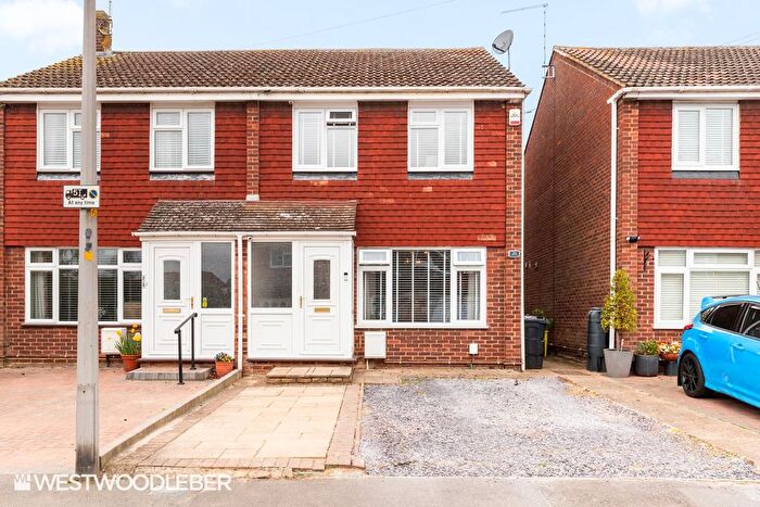 3 Bedroom Semi Detached House For Sale In Stoneleigh Drive, Hoddesdon, EN11