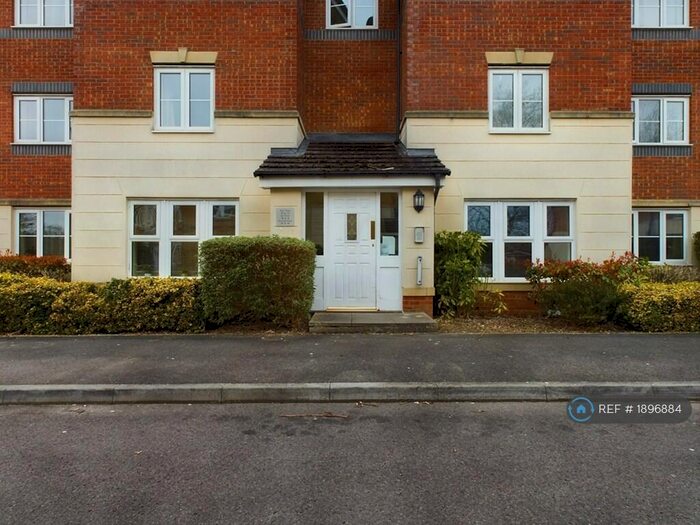 2 Bedroom Flat To Rent In Martingale Chase, Newbury, RG14