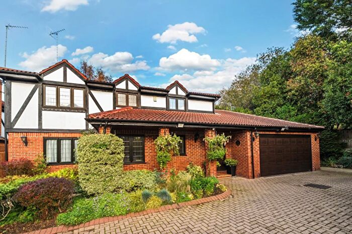 4 Bedroom Detached House For Sale In Grenville Close, Hendon Avenue, N3