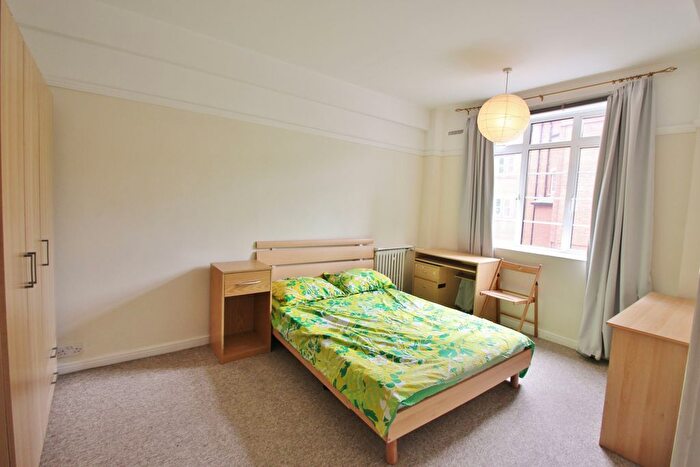 2 Bedroom Flat To Rent In Latymer Court, Hammersmith Road, Hammersmith, W6