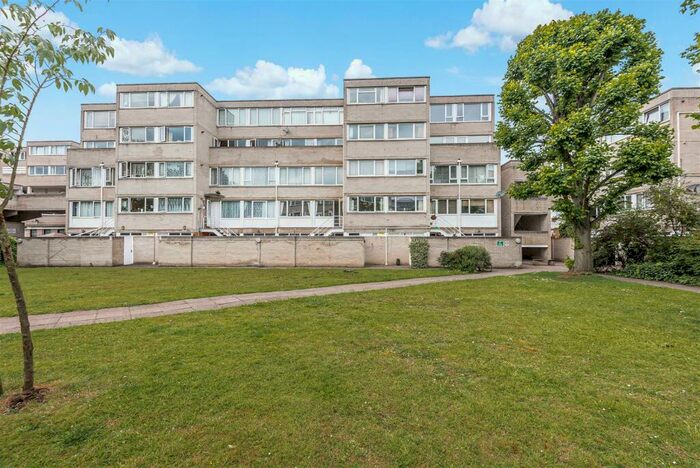 2 Bedroom Flat To Rent In Athlone Square, Windsor, SL4