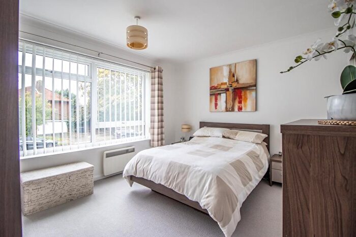 2 Bedroom Flat For Sale In Colbert Avenue, Southend-On-Sea, SS1
