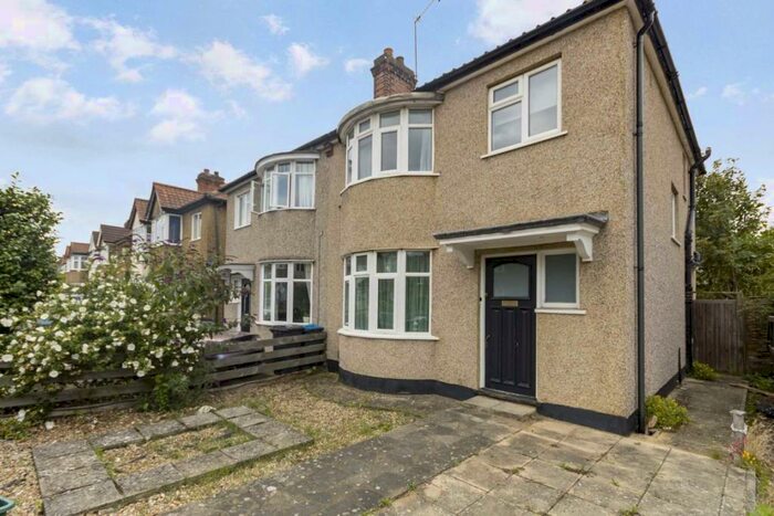 3 Bedroom House To Rent In Lingfield Avenue, Surbiton, KT1