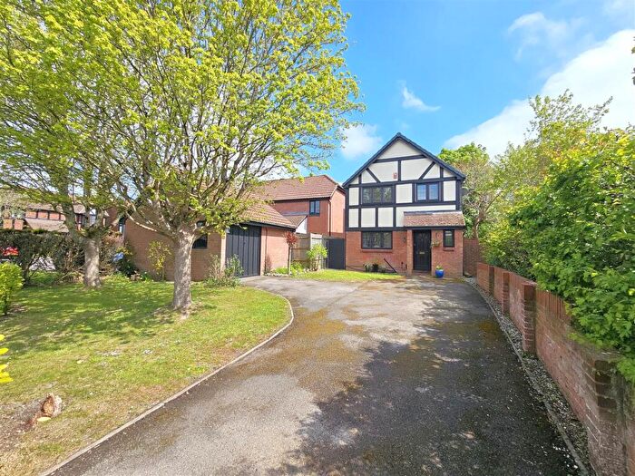 4 Bedroom Detached House For Sale In Clarendon Crescent, Titchfield Common, PO14
