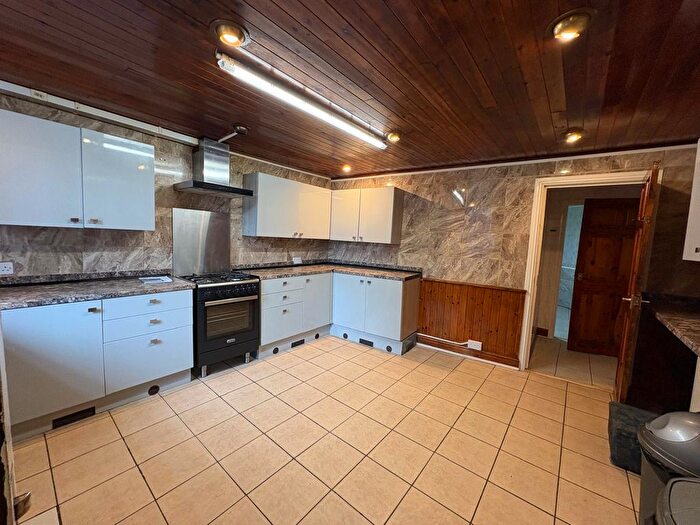 4 Bedroom Terraced House To Rent In Parkside Road, Bradford, West Yorkshire, BD5