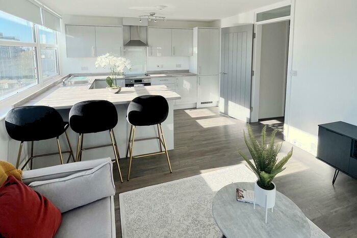 3 Bedroom Flat To Rent In Oldham Road, Manchester, M40