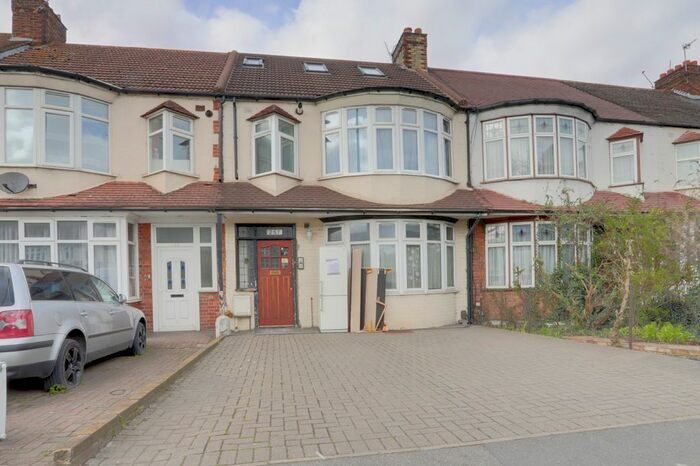 3 Bedroom Flat To Rent In North Circular Road, Palmers Green, N13