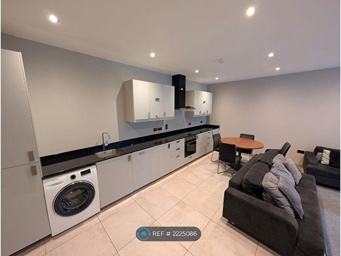 3 Bedroom Flat To Rent In Trafalgar House, Leeds, LS1