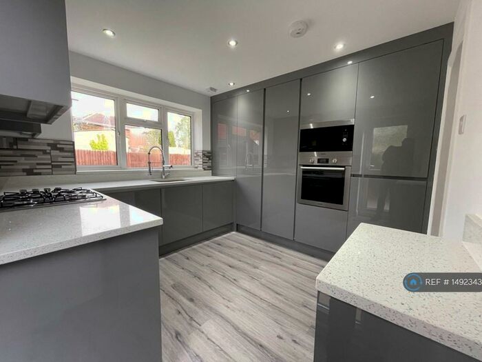 2 Bedroom Flat To Rent In Pinkneys Green, Maidenhead, SL6