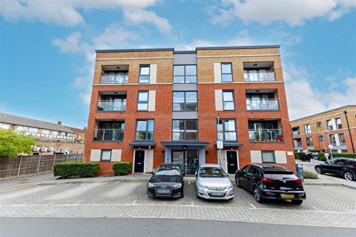 1 Bedroom Apartment For Sale In Amber Court, Arla Place, Ruislip, HA4
