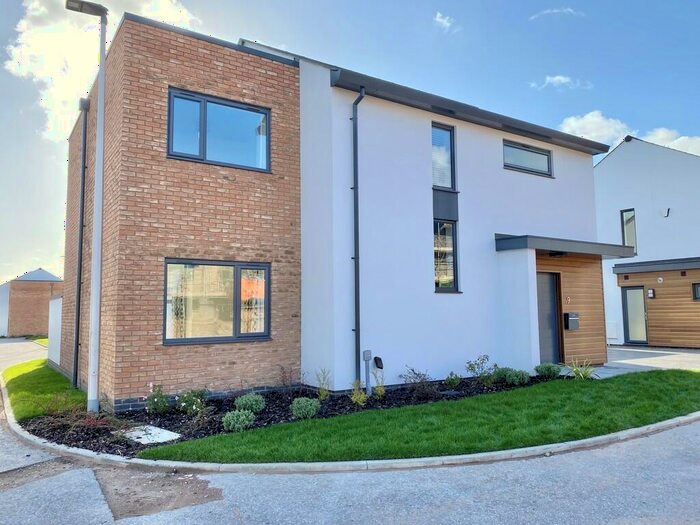 3 Bedroom Detached House To Rent In Holland Park, Exeter, EX2