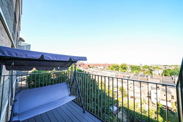 1 Bedroom Flat For Sale In Moselle Gardens, Clarendon, N8