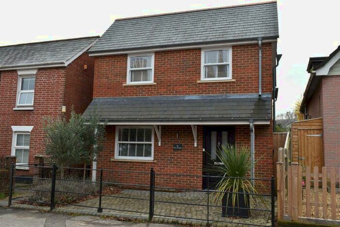 3 Bedroom Detached House To Rent In Wainsford Road, Pennington, Lymington, SO41