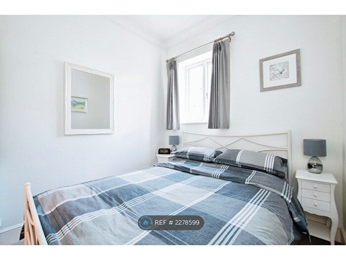 2 Bedroom Flat To Rent In Azalea Court, Bournemouth, BH4