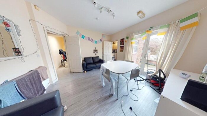 4 Bedroom Flat To Rent In Flat, Alfreton Road, NG7