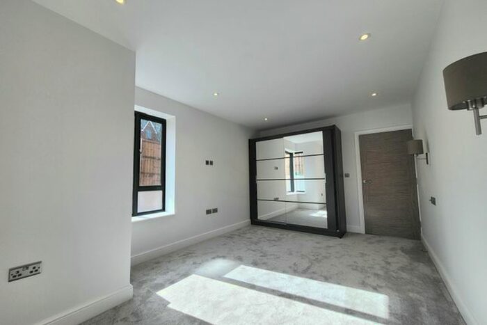 2 Bedroom Flat To Rent In Oxhey Road, Watford, WD19