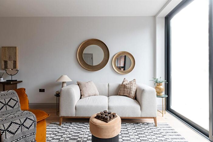 4 Bedroom Terraced House For Sale In Rosewood Close, South Woodford, E18