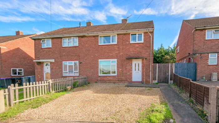 3 Bedroom Semi-Detached House For Sale In Christchurch Road In Grantham, NG31