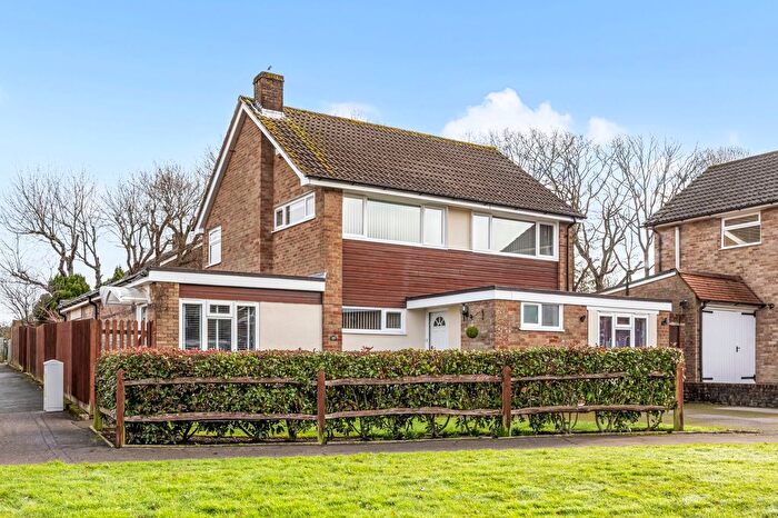 4 Bedroom Detached House For Sale In Farhalls Crescent, Horsham, RH12