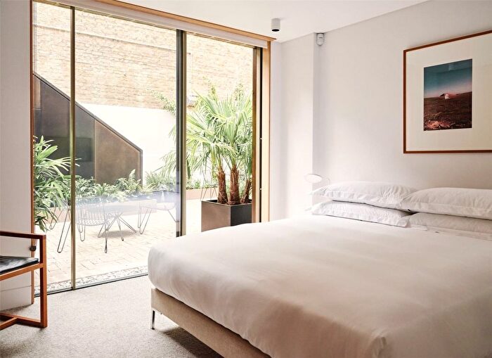 3 Bedroom Flat To Rent In Weymouth Mews, Marylebone, London, W1G