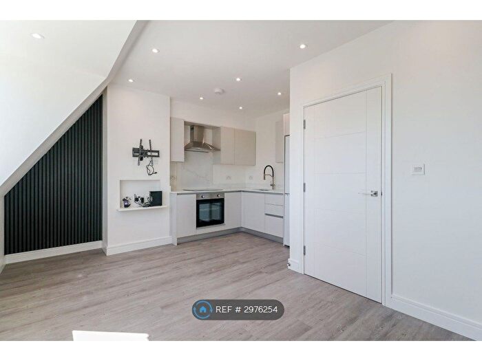 1 Bedroom Flat To Rent In Crawford Road, Hatfield, AL10