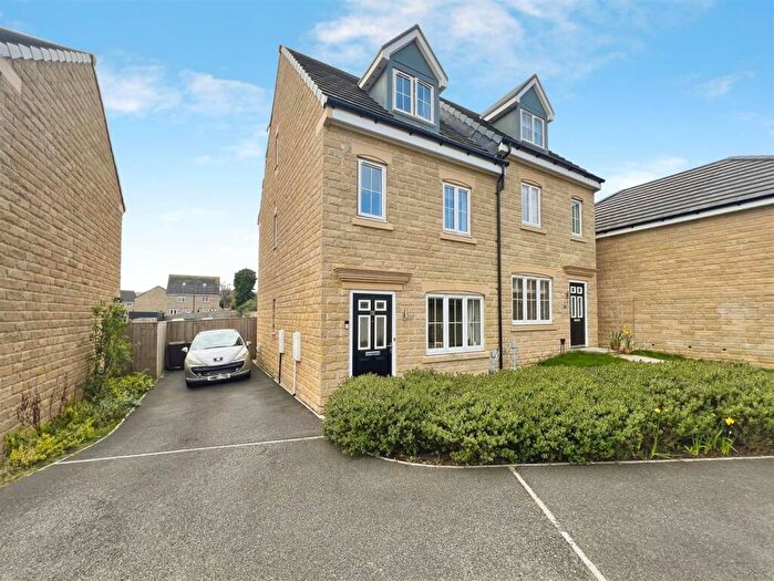 3 Bedroom Town House For Sale In Dobson Rise, Bradford, BD10