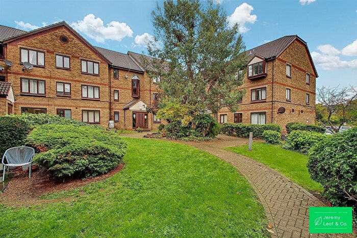 2 Bedroom Flat For Sale In Deanery Close, London, N2