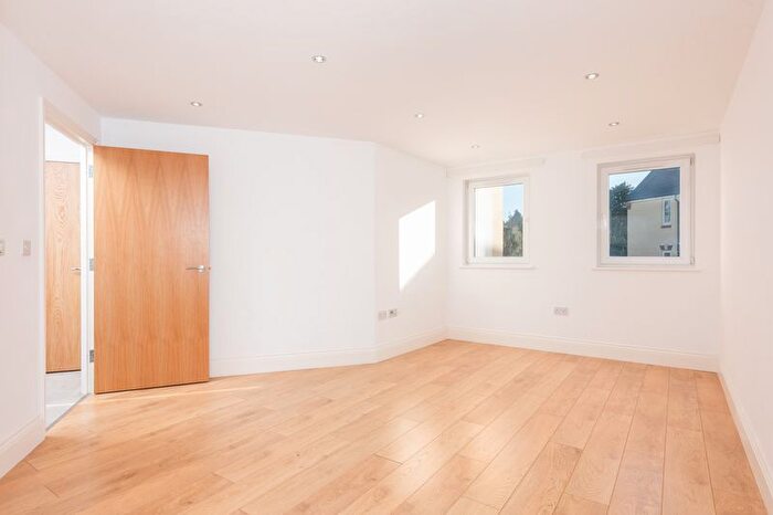 2 Bedroom Flat For Sale In Church Street, Walton-On-Thames, KT12