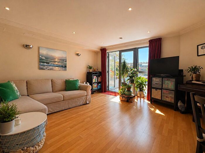 1 Bedroom Flat To Rent In Tallow Road, Brentford, TW8