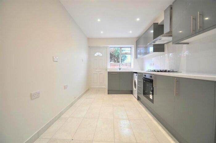 3 Bedroom Semi-Detached Bungalow To Rent In Long Lane, Bexleyheath, DA7