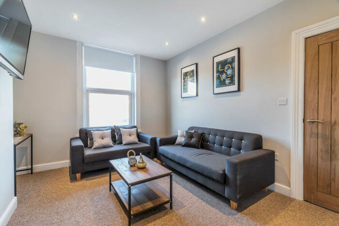 6 Bedroom Terraced House To Rent In Woodsley Road, Leeds, LS3