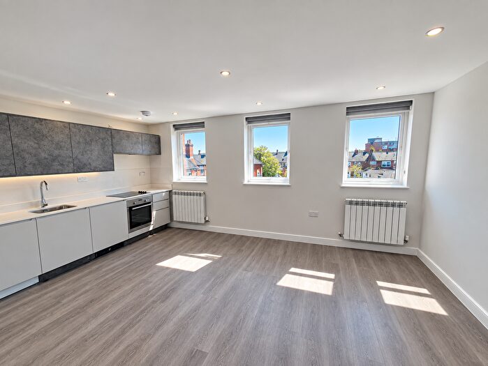 4 Bedroom Flat To Rent In High Road, London, N12