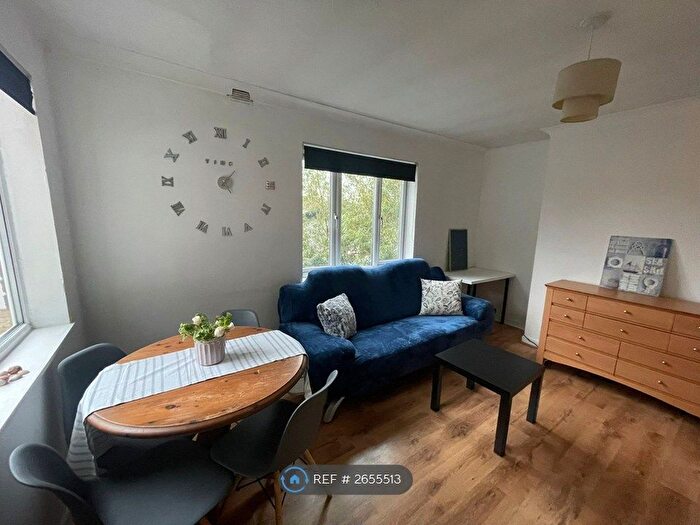 3 Bedroom Flat To Rent In Mowbray Court, London, N22
