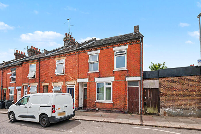 4 Bedroom End Of Terrace House For Sale In New Town Street, Luton, LU1