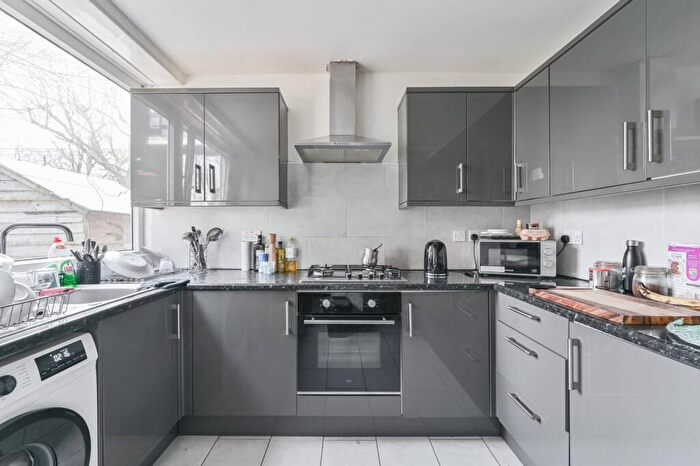 3 Bedroom Flat To Rent In Moody Street, Mile End, London, E1