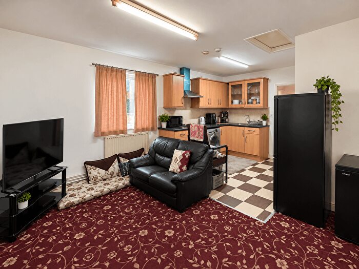 2 Bedroom Flat To Rent In Lonsdale Road, Southall, UB2