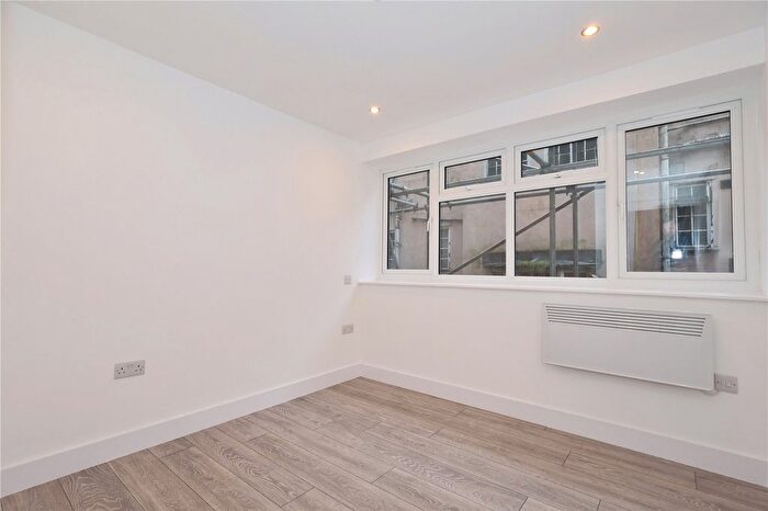 1 Bedroom Flat To Rent In Commercial Way, Woking, Surrey, GU21