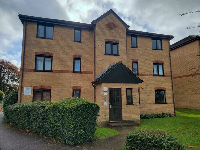 2 Bedroom Flat To Rent In Woodfield Close, Enfield, EN1