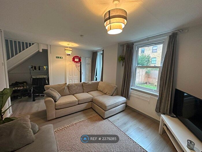 3 Bedroom Maisonette To Rent In Queensbury Street, London, N1