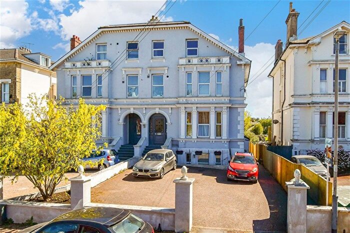 1 Bedroom Flat For Sale In Queens Road, Crowborough, Kent, TN4